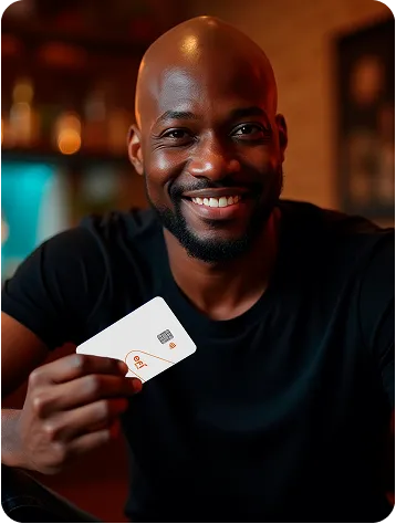 Na imagem temos um homem negro sorridente, segurando o cartão pré-pago do Efí Bank