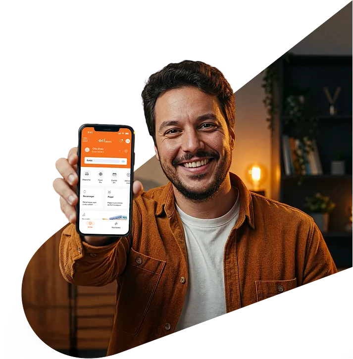 Pessoa segurando smartphone exibindo a tela da Conta Digital Efí Bank
