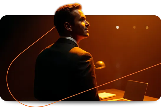 Homem sentado, sorrindo e segurando um celular