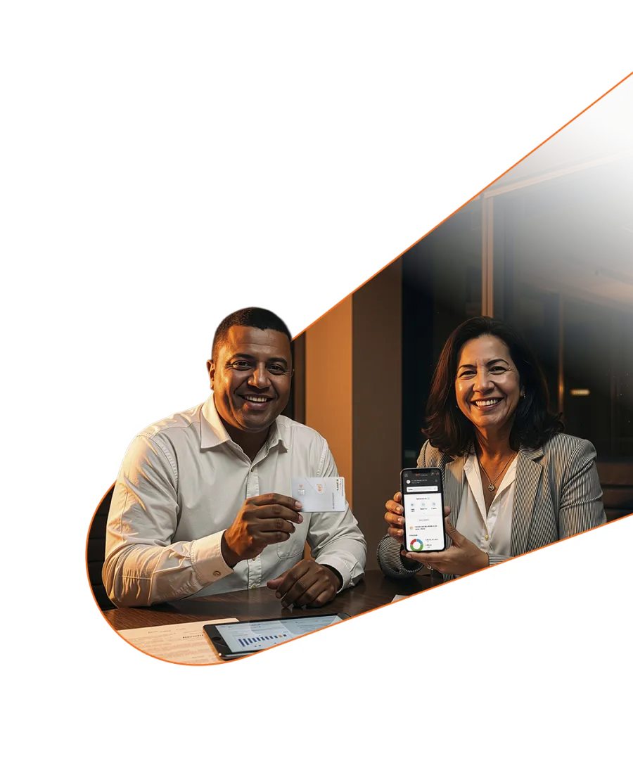 Homem e mulher sentados enquanto homem segura um cartão do Efí Bank