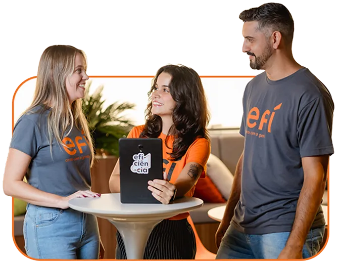 três colaboradores do Efí bank conversando