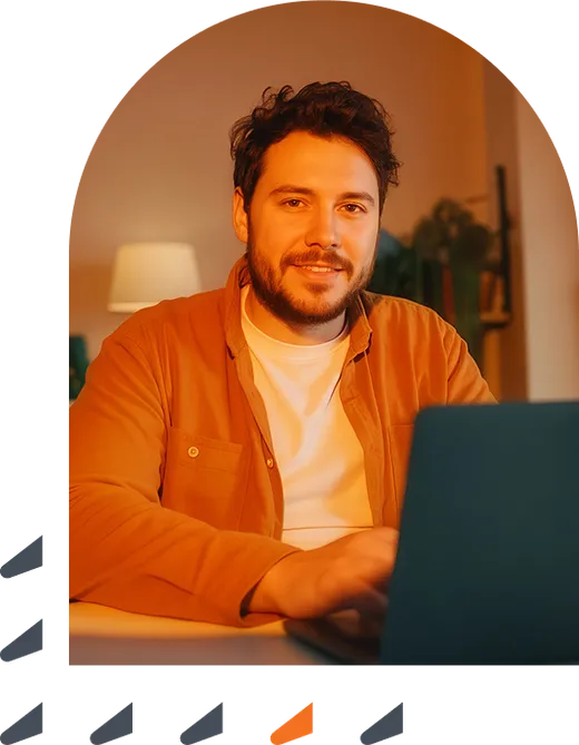 Desenvolvedor sorridente utilizando as APIs da Efí